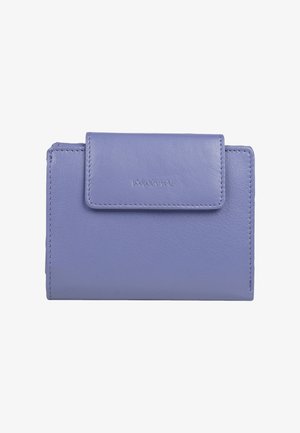 Lilla læder pung med klaplukning, der har syede kanter og mærkenavnet "MAÎTRE" præget på forsiden.