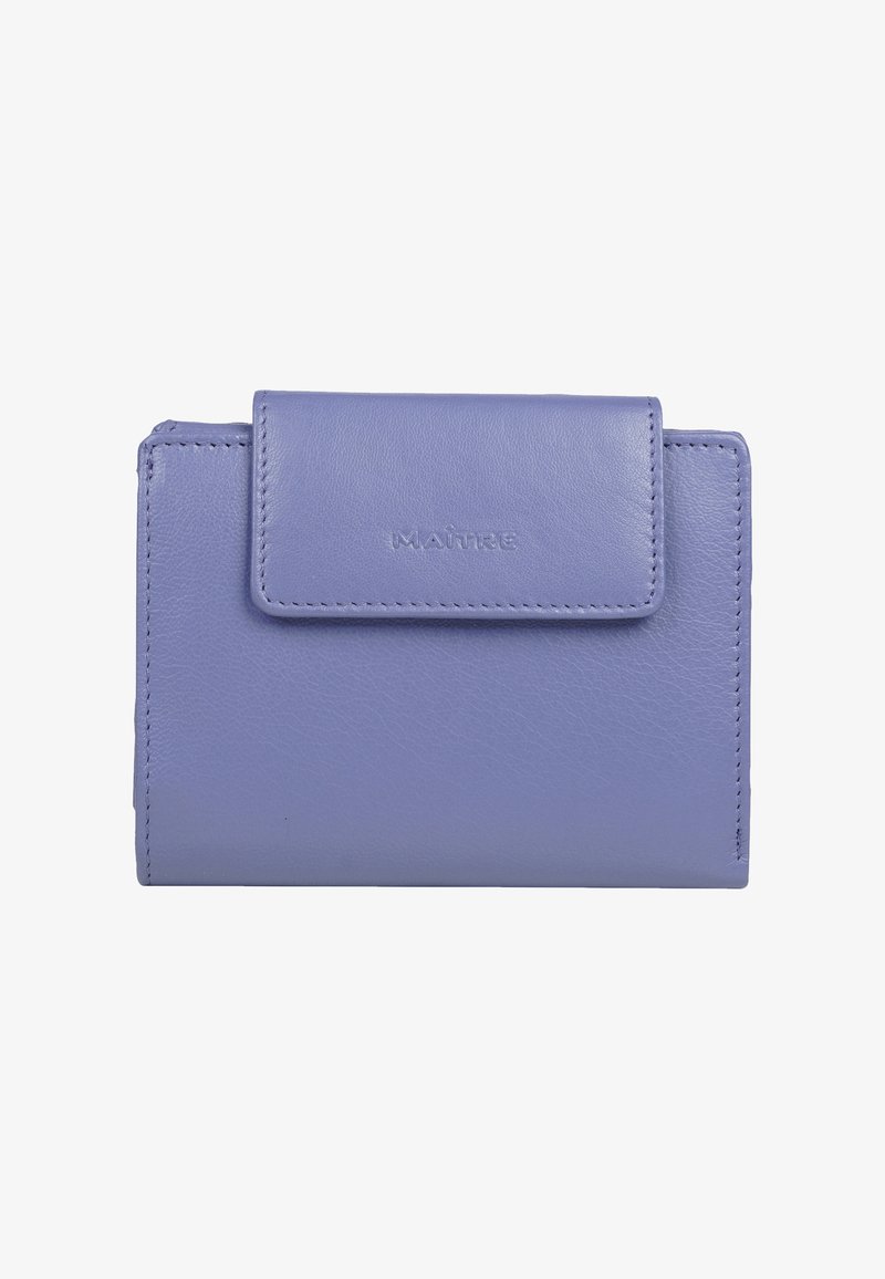 Lila leren portemonnee met een klepafsluiting, voorzien van gestikte randen en de merknaam "MAÎTRE" geperst op de voorkant.