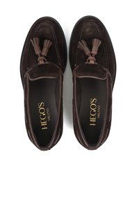 Brązowe zamszowe mokasyny z frędzlami, z przeszywanymi detalami i klasycznym fasonem mokasynów. Czarna gumowa podeszwa i markowe wkładki.