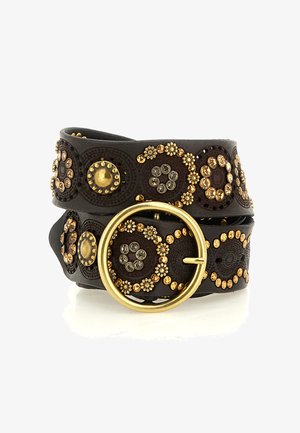 Cintura in pelle marrone con borchie circolari in tono oro, motivi floreali e una fibbia rotonda. Finitura testurizzata con accenti decorativi in tutta la lunghezza.
