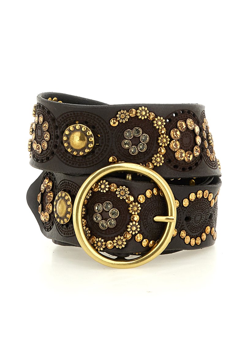 Cintura in pelle marrone con borchie circolari in tono oro, motivi floreali e una fibbia rotonda. Finitura testurizzata con accenti decorativi in tutta la lunghezza.