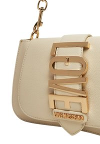 Hellbeige Handtasche aus strukturiertem Kunstleder, mit goldfarbener "LOVE"-Buchstabenprägung und Druckverschluss. Verstellbarer Kettenriemen enthalten.