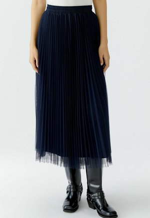 Jupe midi plissée marine en tissu de tulle, avec une taille smockée, un design en couches et une finition transparente et texturée.