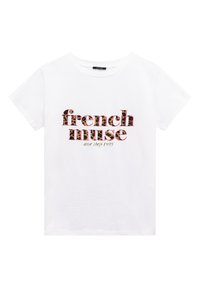 Weißes Baumwoll-T-Shirt mit einem Grafikdruck der Wörter "french muse" in einem Leopardenmuster mit pinken Akzenten und "one step 1995" darunter.