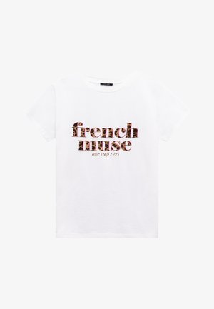 Witte katoenen t-shirt met een grafische print van de woorden "french muse" in een luipaardpatroon met roze accenten en daaronder "one step 1995".