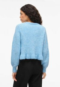 Hellblauer, gekürzter Pullover mit weicher, strukturierter Oberfläche, gerippten Bündchen und Saum, mit rundem Ausschnitt und flauschigem Akzent am Saum.