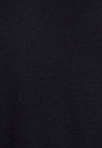 Zwarte stof, gladde textuur, fijn gebreide structuur, egale oppervlakte, geen zichtbare patronen of accenten, geschikt voor kleding.