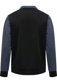 Svart sweatshirt med blå strukturerade ärmar, en ribbad krage och muddar. Baksidan har en slät yta med rena linjer och inga mönster.