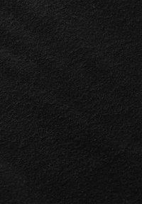 Zwart textiel met een zachte, licht pluizige structuur. Gelijke kleurverdeling zonder zichtbare patronen of accenten.