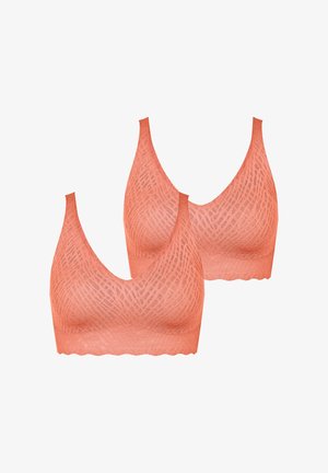 Zwei nahtlose Bralettes in einem Korallenfarbton, mit einem strukturierten geometrischen Muster, V-Ausschnitt und gewellten Kanten. Weicher, dehnbarer Stoff.