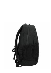 Zaino nero con tessuto testurizzato, forma arrotondata, chiusura superiore con cerniera e tasca laterale in rete per ulteriore spazio di stoccaggio. Include spallacci regolabili.