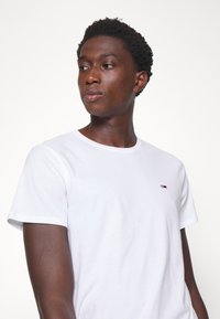 Tommy Jeans SLIM FIT 2 PACK - Tricou basic - white/black