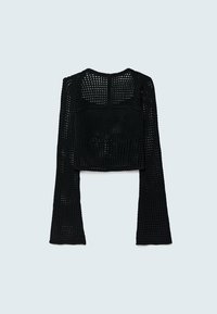 Haut court en crochet noir à manches longues avec un motif à mailles ouvertes carrées et un col rond sur un fond clair.
