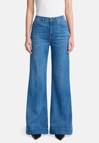 Weite Jeans aus blauer Denim. Verfügt über eine hohe Taille, klassische Nähte, Vorder- und Gesäßtaschen sowie einen sauberen Saum mit leichtem Aufschlag.