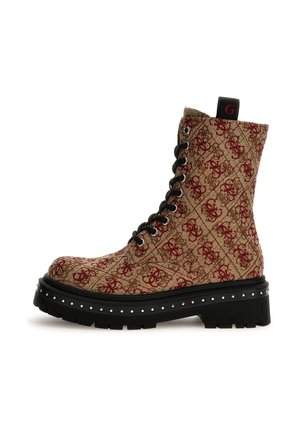 Botte de combat à lacets avec un dessus en textile à motifs marron et rouge, semelle en caoutchouc noire, accents cloutés et une languette avec un logo.