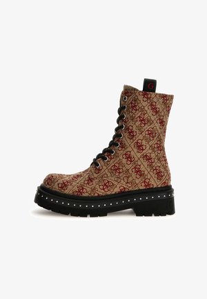 Botte de combat à lacets avec un dessus en textile à motifs marron et rouge, semelle en caoutchouc noire, accents cloutés et une languette avec un logo.