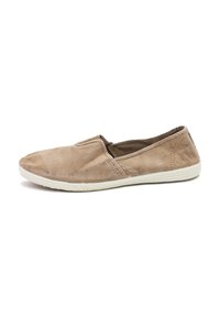 Scarpe slip-on marroni realizzate in morbido tessuto, con dettagli cuciti, punta rotonda e suola flessibile in gomma bianca.