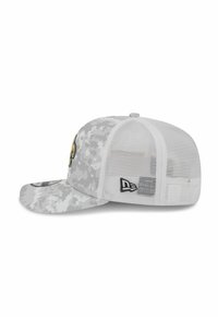 Graue Camouflage-Baseballmütze mit Netzrücken, flachem Schirm und gesticktem Logo. Verfügt über ein strukturiertes Design und einen verstellbaren Snapback-Verschluss.