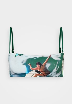Bandeau bikini viršus su žalios spalvos diržais, su grafiniu atvaizdu, vaizduojančiu banglentininką ant bangos. Lygus audinys su ryškiomis spalvomis ir dizaino detalėmis.