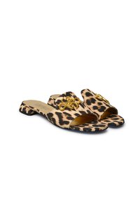 Sandali con stampa leopardata, a suola piatta, con punta aperta e dettagli in metallo dorato su ogni cinturino. Tessuto morbido e design casual.