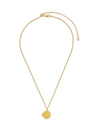 Collana con catena d'oro con ciondolo rotondo a forma di sole e chiusura regolabile su sfondo bianco.