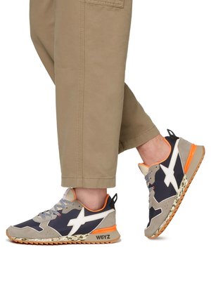 Sneaker sportive in navy, grigio e arancione con un logo bianco, suola in gomma testurizzata e intersuola con motivo mimetico.
