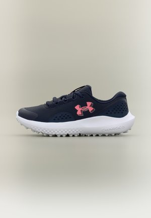 Scarpa sportiva blu navy e bianca con logo rosa, design con lacci e suola texturizzata per corsa o allenamento.