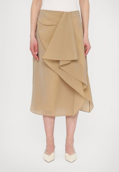 Beige midi-rok van lichtgewicht, doorschijnende stof met gedrapeerde voorkant. Kenmerkt zich door een vloeiende silhouet en een zoom die onder de knie valt.