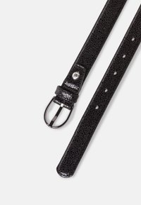 Ceinture en cuir noir avec une finition texturée, dotée d'une boucle en métal argenté et de plusieurs trous d'ajustement le long de la sangle pour un bon ajustement.