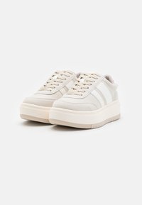 Madden Girl NAVIDA - Joggesko - white ice