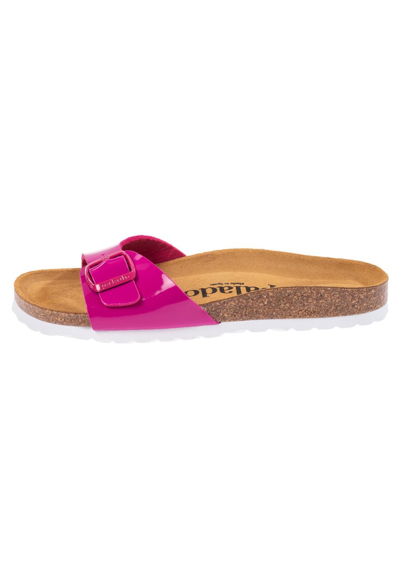 Sandal in pelle sintetica rosa con suola in sughero e suola esterna in gomma bianca. Caratterizzato da una singola cintura con dettaglio di fibbia metallizzata.