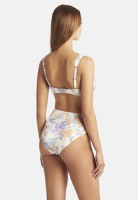 Bikini a vita alta con un motivo floreale pastello che presenta foglie lilla, arancioni e verdi, con spalline regolabili e una texture liscia.