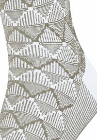 Kniestock mit einem geometrischen Muster in Beige und Weiß, aus einem glatten Strickmaterial gefertigt und mit einem gerippten Textur oben.