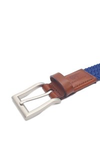 Geflochtener blauer Stoffgürtel mit einem braunen Lederband und einer polierten silbernen Metallschnalle. Verfügt über eine strukturierte Oberfläche und eine Logo-Detaillierung auf dem Leder.