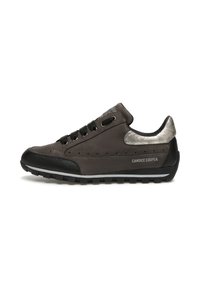 Sneaker in pelle grigia con suola in gomma nera, perforazioni circolari e dettagli metallici sul tallone. Presenta lacci neri e dettaglio del logo.
