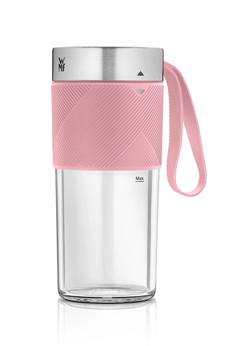 Klare Glaswasserflasche mit strukturiertem pinkfarbenem Silikongriff, Edelstahlverschluss und passendem pinkfarbenem Tragegurt.