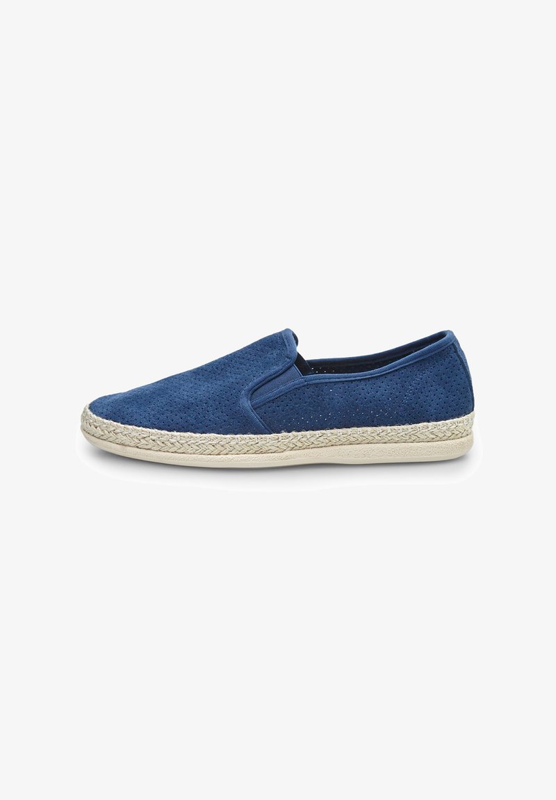 Chaussure bleue en suède à enfiler avec texture perforée et semelle intermédiaire en jute tressé. Bout arrondi et panneaux latéraux élastiques pour un enfilage facile.