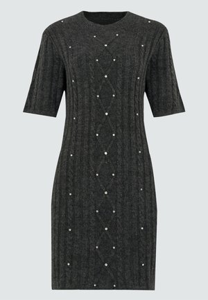 Robe en tricot gris foncé à manches courtes, présentant un motif côtelé texturé et des accents de perles décoratives disposés en motif de diamant.