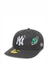 Cappellino da baseball grigio con logo ricamato bianco dei New York Yankees, un design di un pianeta e visiera piatta. Adesivo giallo sulla visiera.