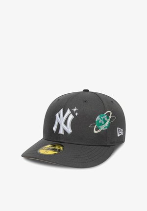Cappellino da baseball grigio con logo ricamato bianco dei New York Yankees, un design di un pianeta e visiera piatta. Adesivo giallo sulla visiera.