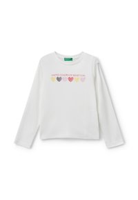 Bílé tričko s dlouhým rukávem vyrobené z bavlny, s multicolor srdíčkovými grafikami a textem "UNITED COLORS OF BENETTON" v růžové a žluté barvě.