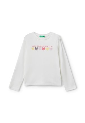 Biała bawełniana koszulka z długim rękawem z wielokolorowymi grafikami serc i napisem "UNITED COLORS OF BENETTON" w kolorze różowym i żółtym.