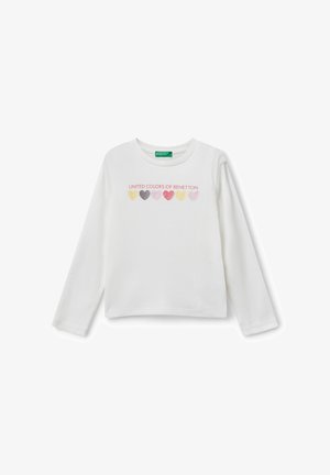 T-shirt a maniche lunghe in cotone bianco con grafiche di cuori multicolori e il testo "UNITED COLORS OF BENETTON" in rosa e giallo.