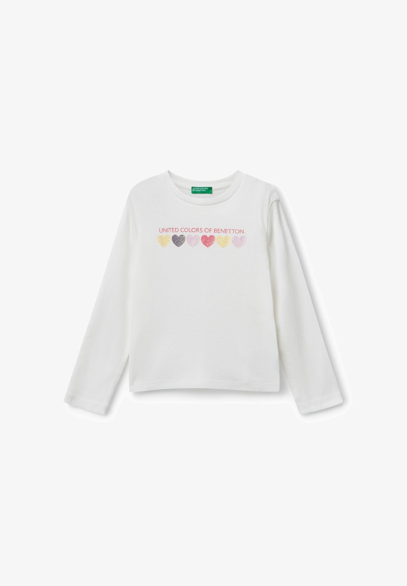 Bílé tričko s dlouhým rukávem vyrobené z bavlny, s multicolor srdíčkovými grafikami a textem "UNITED COLORS OF BENETTON" v růžové a žluté barvě.