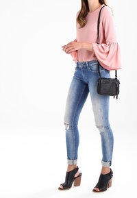 Liebeskind Berlin Axelremsväska - black