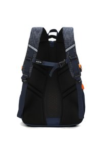 Zaino blu navy con una parte superiore testurizzata, pannello posteriore in rete, spallacci regolabili e accenti arancioni. Presenta bande riflettenti e un design ergonomico.