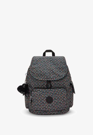 Zaino con un tessuto scuro a fantasia che presenta forme geometriche in rosso e verde acqua. Comprende una tasca frontale e un accessorio gorilla in peluche.