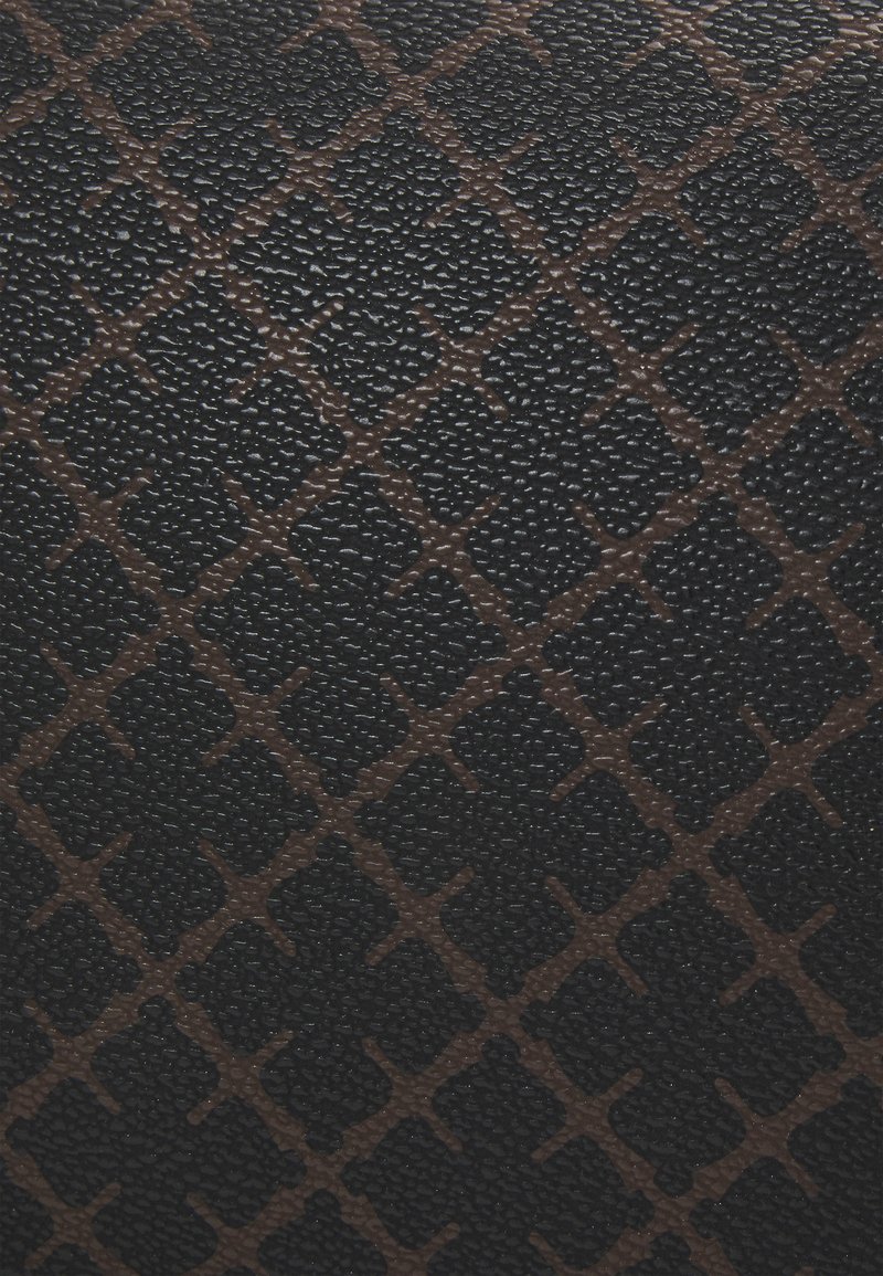 Strukturerad svart konstläder med ett diamantmönster i brunt, med en blank yta som framhäver detaljer och form.