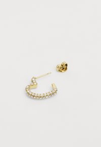 Gouden oorbel met een gebogen ontwerp, voorzien van meerdere heldere rhinestones aan de voorkant, en een eenvoudige studsluiting.