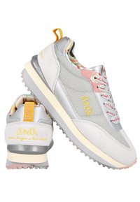 Zapatillas gris claro con acentos plateados, parte superior de malla, forro con patrón, ojales rosas y detalles de costura amarilla. Suela de goma con tracción.